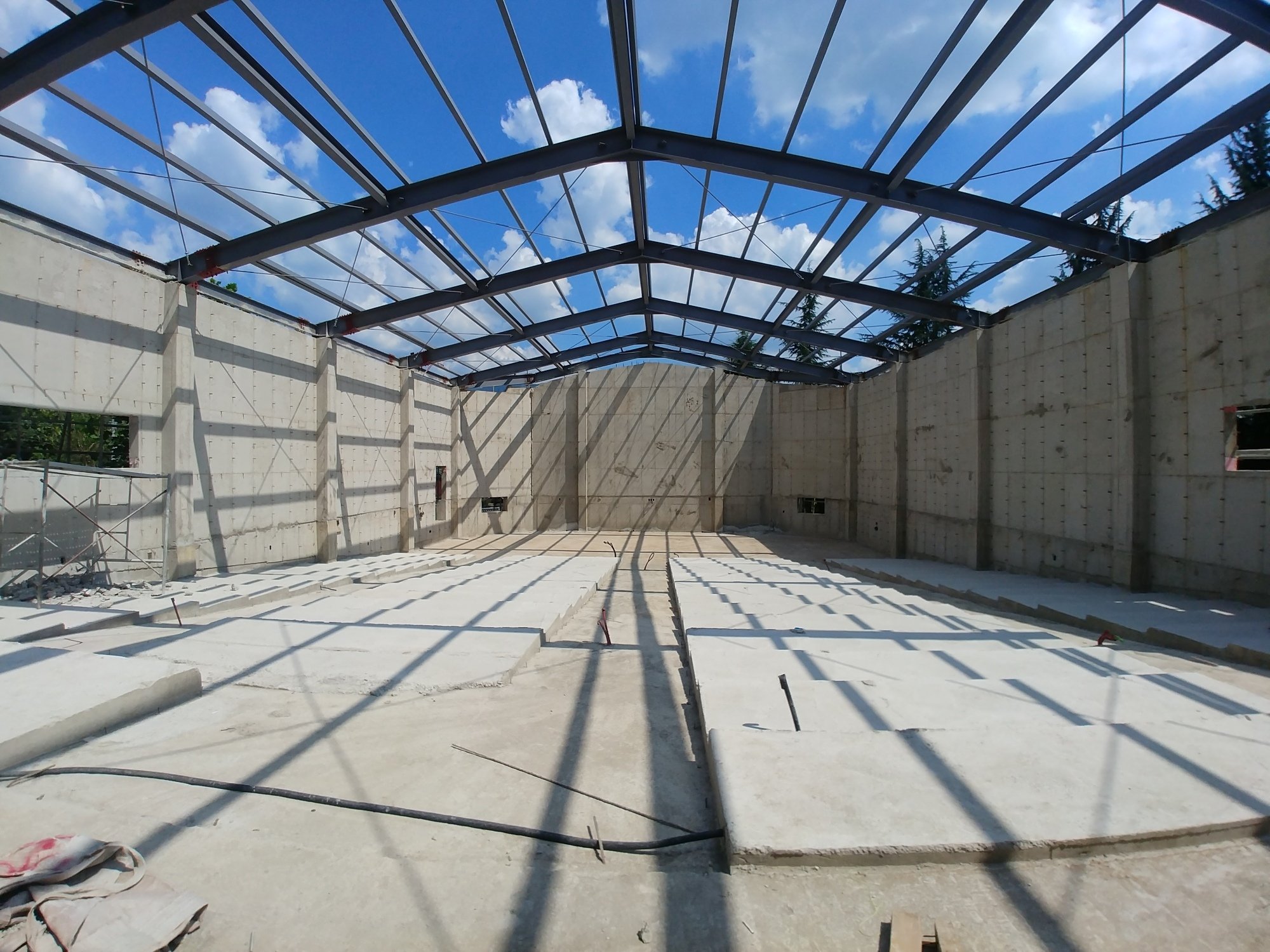 Interior de la nave industrial en construcción con el sistema Tilt-Up
