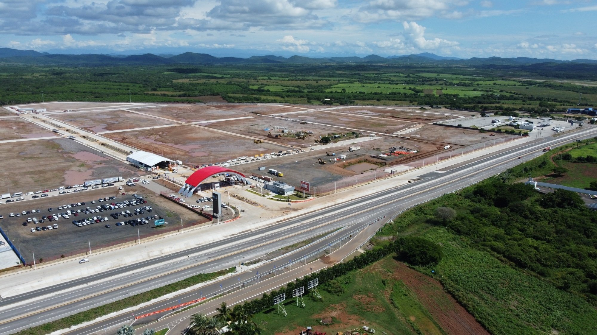 Panoramica del acceso principal de Mazatlan Logistics Center