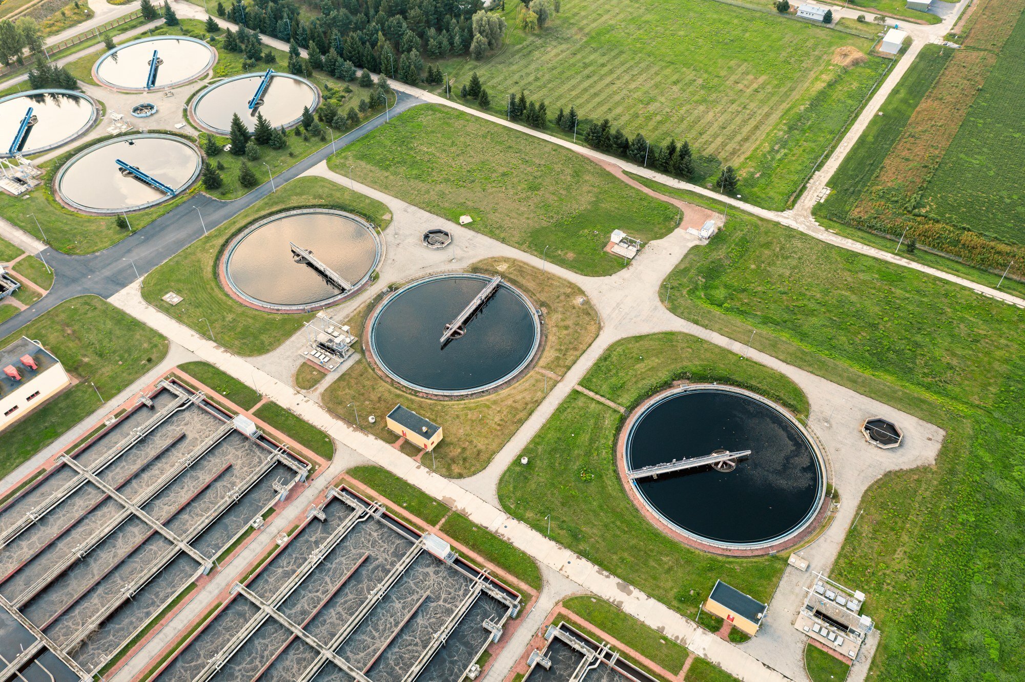 Planta de tratamiento de aguas con biodigestor Sistema propio de abastecimiento de agua con capacidad de 1.3 millones de litros, garantizando autosuficiencia hídrica