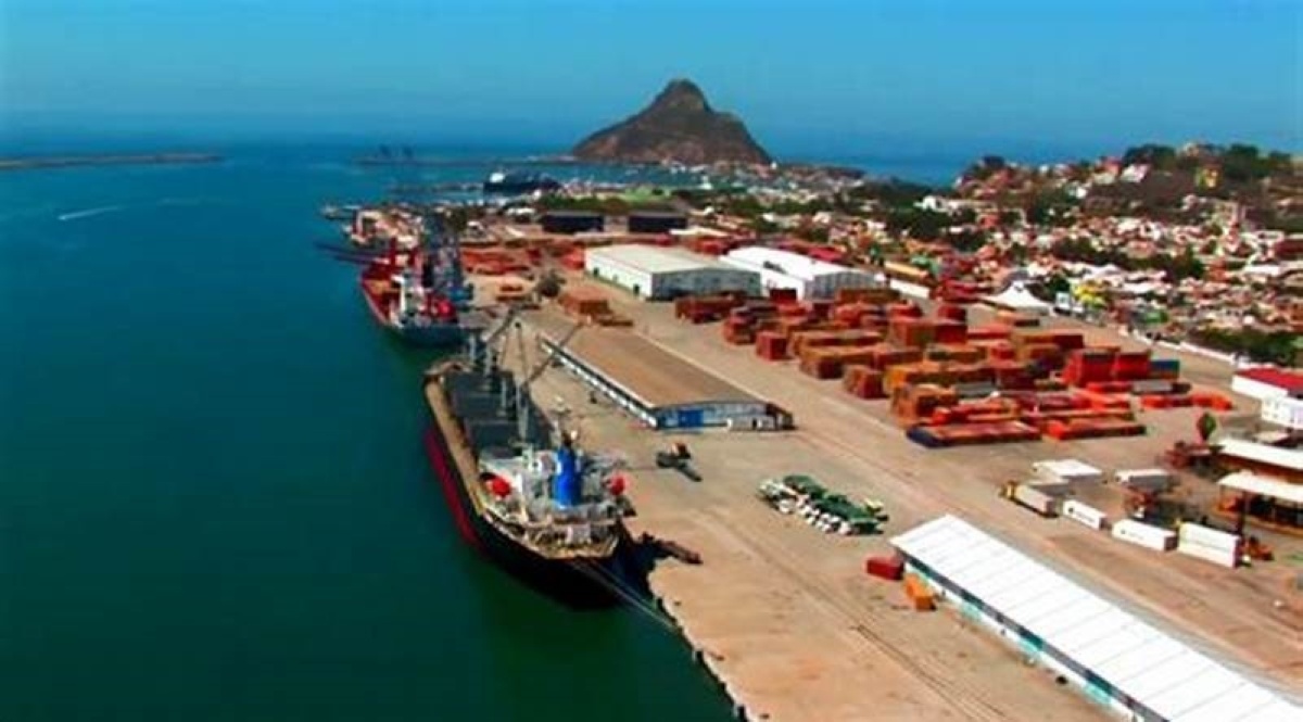 Puerto de Mazatlán carga y descarga de contenedores