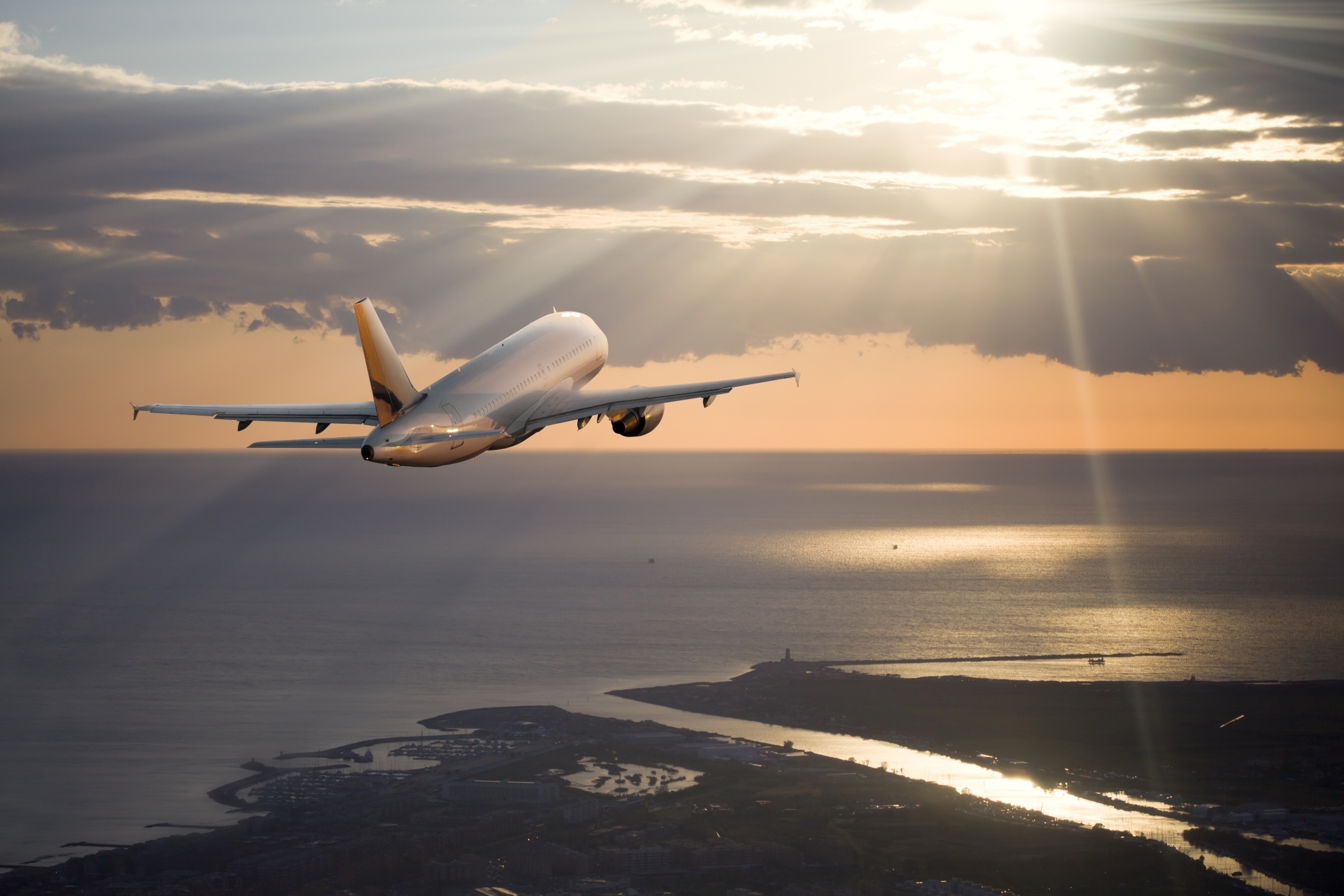 Avión volando sobre el mar del pacífico